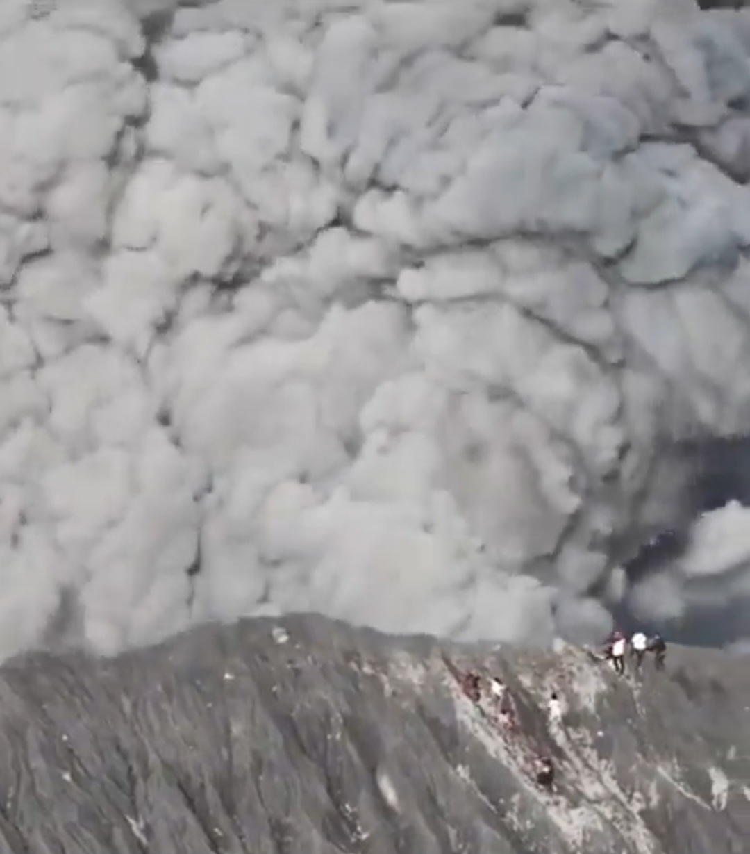 Viral Detik-detik Gunung Aktif Dukono di Halmahera Erupsi, Belasan Pendaki Nyaris Tersambar Material Abu Vulkanik