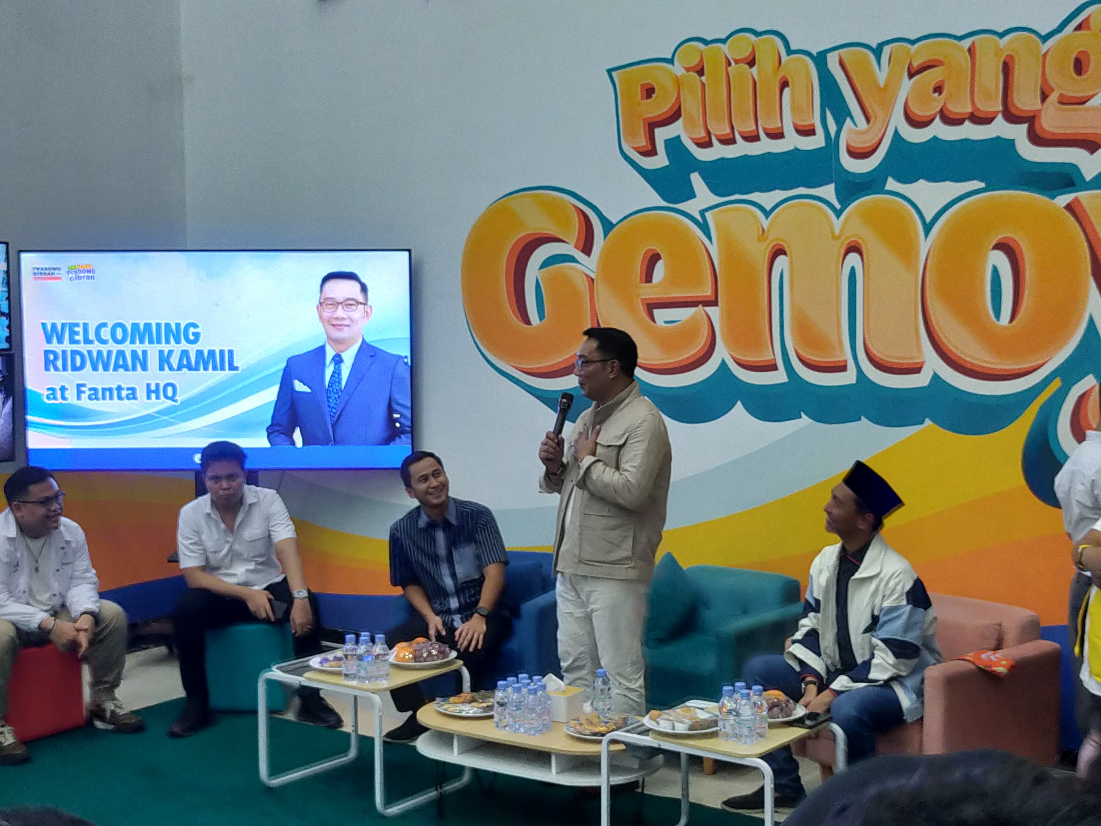 Kunjungi Markas TKN Fanta, Ridwan Kamil Mau Ikuti Gaya Kampanye Prabowo-Gibran dengan Menggandeng Anak Muda