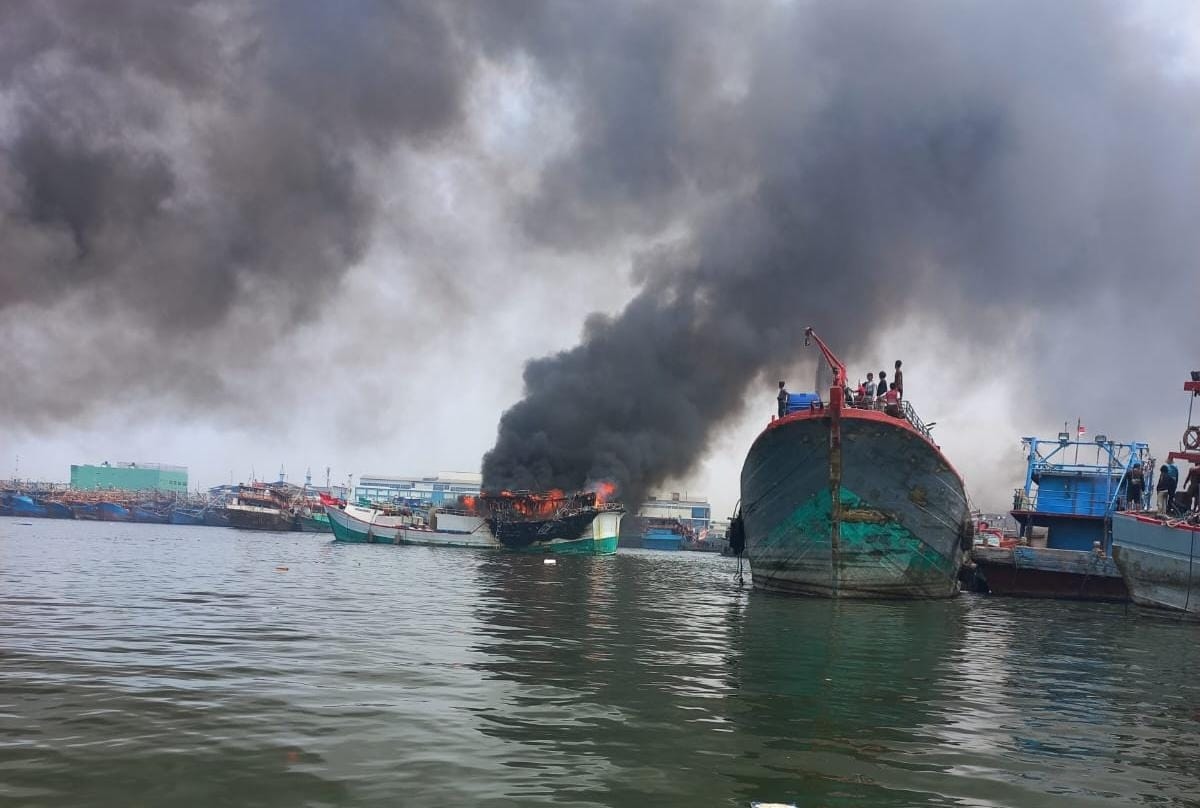 Kebakaran 2 Kapal di Pelabuhan Muara Baru Jakut, 40 Personil Damkar Dikerahkan