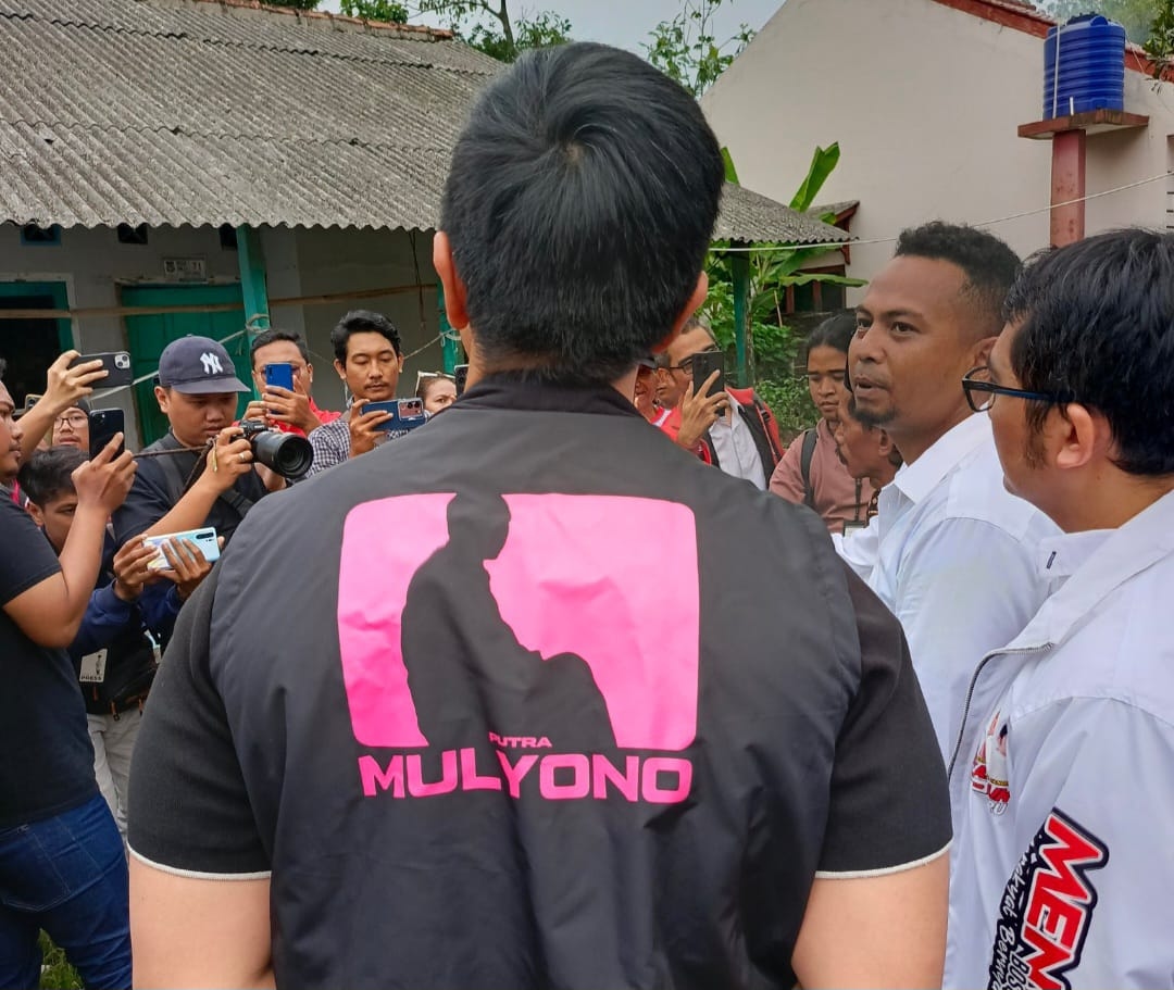 Kaesang Disebut Nantangin Netizen Usai Pakai Rompi "Putra Mulyono" Saat Blusukan: Semoga Ada Nyali Pakai Baju Adik Fufufafa