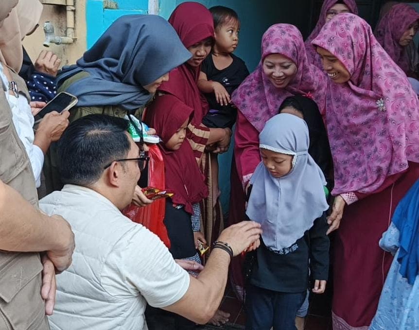 Bagi-Bagi Coklat ke Warga Saat Blusukan di Pancoran, Ridwan Kamil: Gampang Bikin Kenyang
