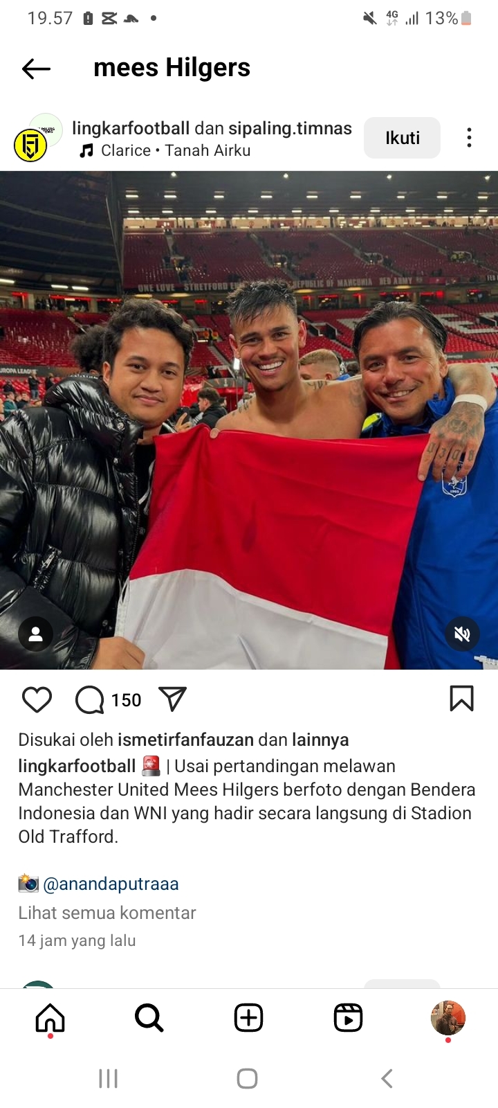 Moment Mees Hilgers Kirabkan Bendera Merah Putih Usai Tahan Imbang Manchester United, Bikin Pelatih Asal Belanda Geleng Kepala
