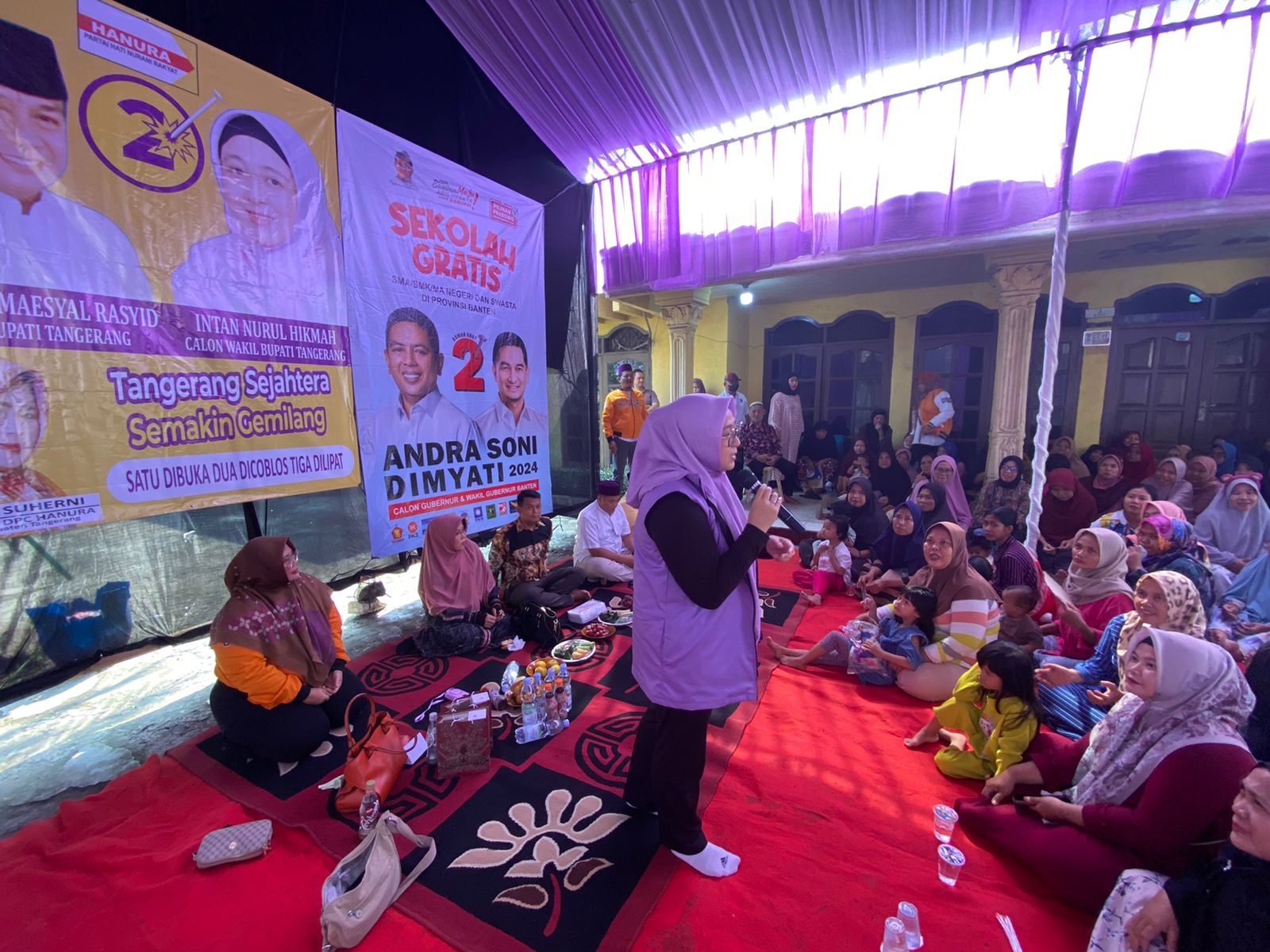 Ratusan Emak-Emak di Desa Sentul Balajara Antusias Sambut Intan Nurul Hikmah, Jika Terpilih Akan Perbaiki Jalan Antar Desa