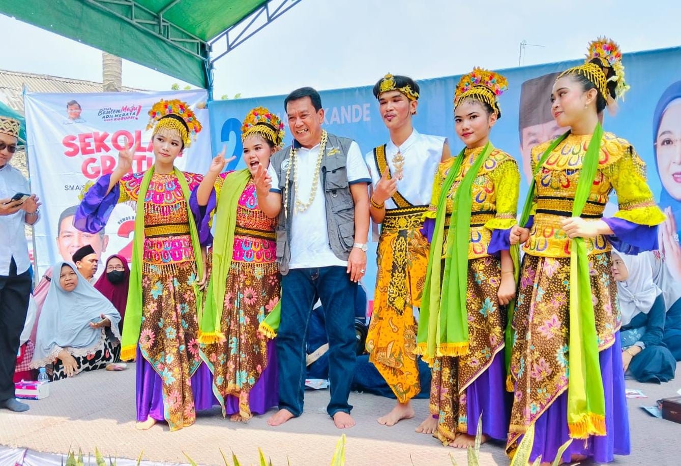Disambut Warga Cikande dengan Pengalungan Bunga dan Tarian Tradisional, Maesyal Paparkan Program Sekolah Gratis Hingga Penambahan Pesantren