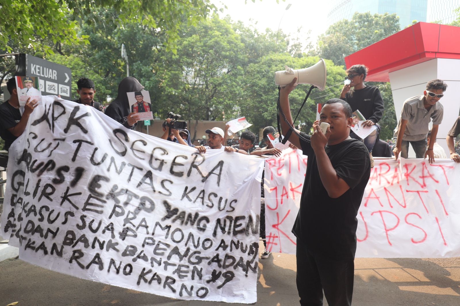 Demo di KPK, PMJAK Desak Kepastian Hukum Kasus E-KTP Pramono Anung dan Kasus Alkes Rano Karno