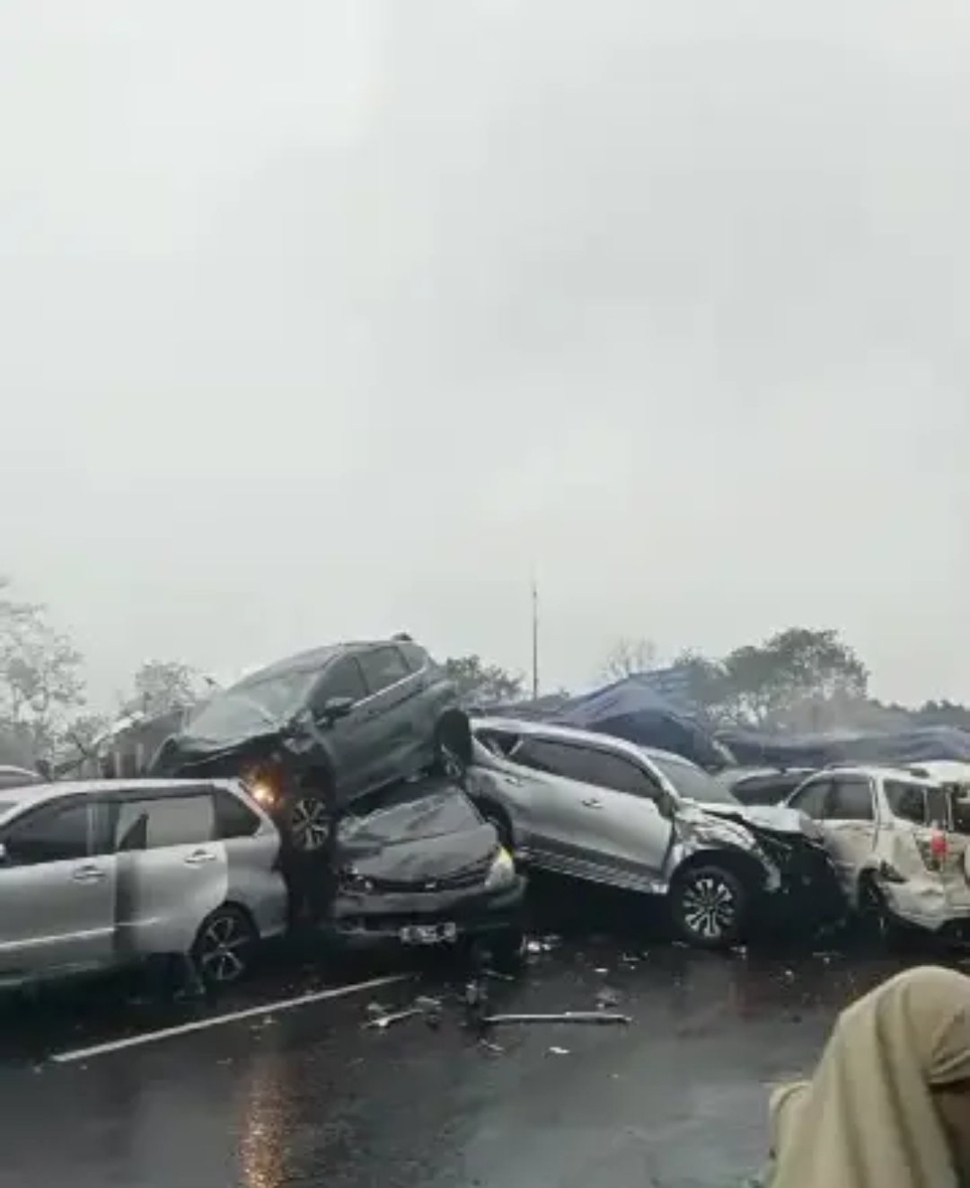 Siapa Sopir Truk yang Sebabkan Kecelakaan Beruntun di Tol Cipularang KM 92? Berikut Sosok Rouf, yang Tabrak Belasan Mobil dan Masih Diperiksa Polisi