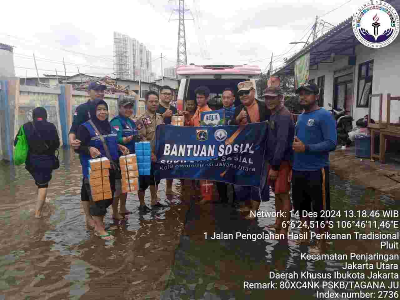 Instansi dan Dinas di Pemprov DKI Bahu Membahu Tangani Banjir Rob di Penjaringan Jakarta Utara, dari Beri Bantuan Korban hingga Sediakan Perahu Karet