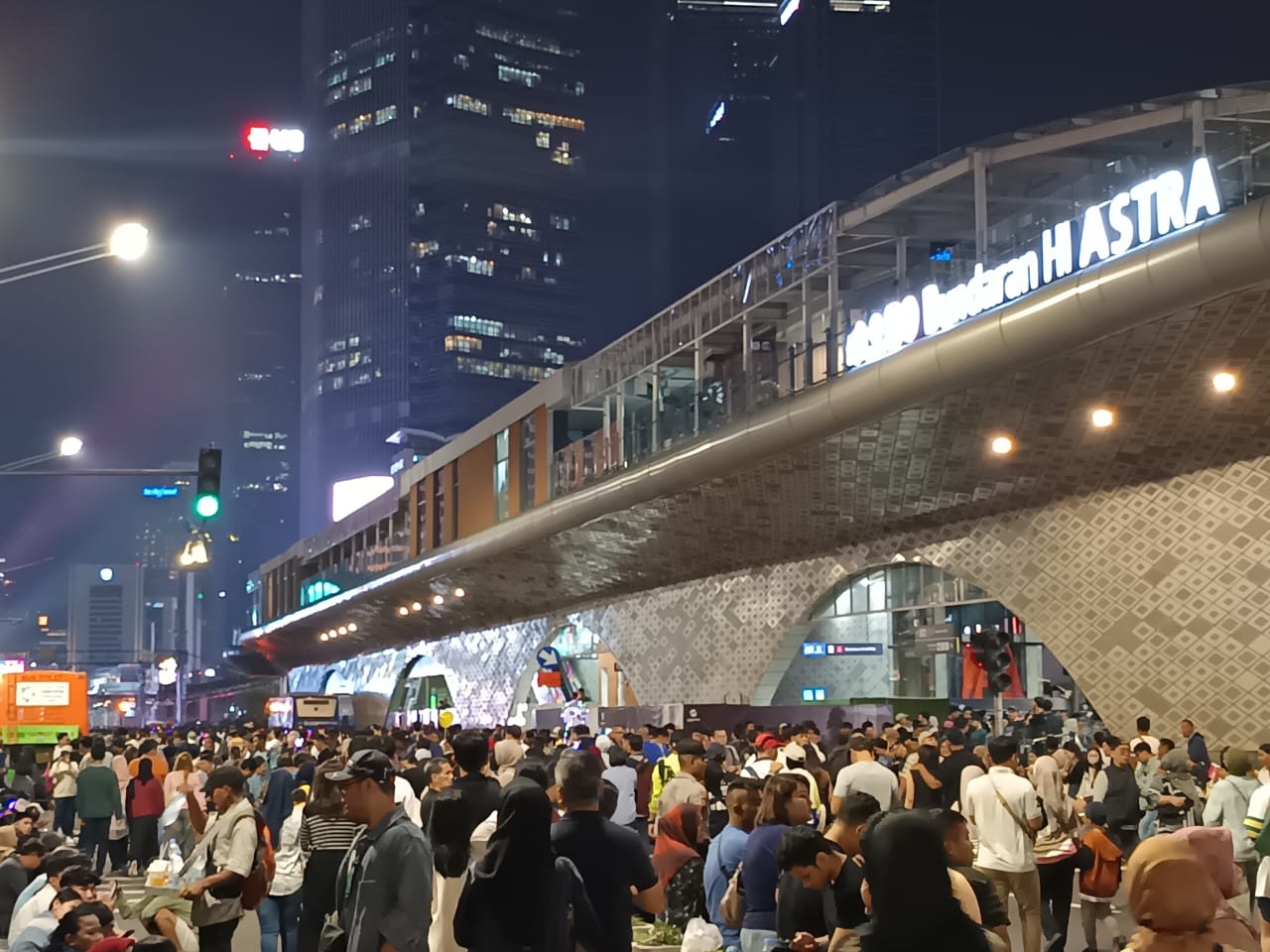 Ribuan Warga Padati Car Free Night Sudirman-Thamrin saat Malam Tahun Baru, Ada 14 Panggung Konser