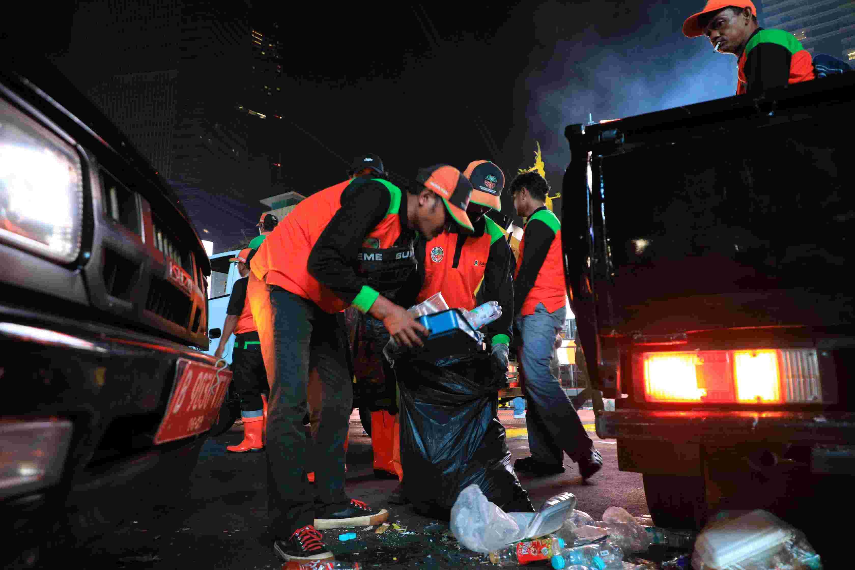Usai Perayaan Malam Tahun Baru 2025, Dinas Lingkungan Hidup DKI Kerahkan 3.900 Petugas Kebersihan