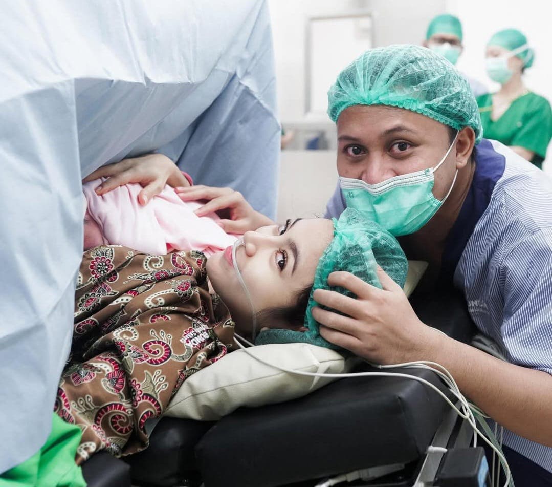 Mahalini dan Rizky Febian Umumkan Kelahiran Anak Pertama, Netizen Justru Salfok Dengan Hal Ini
