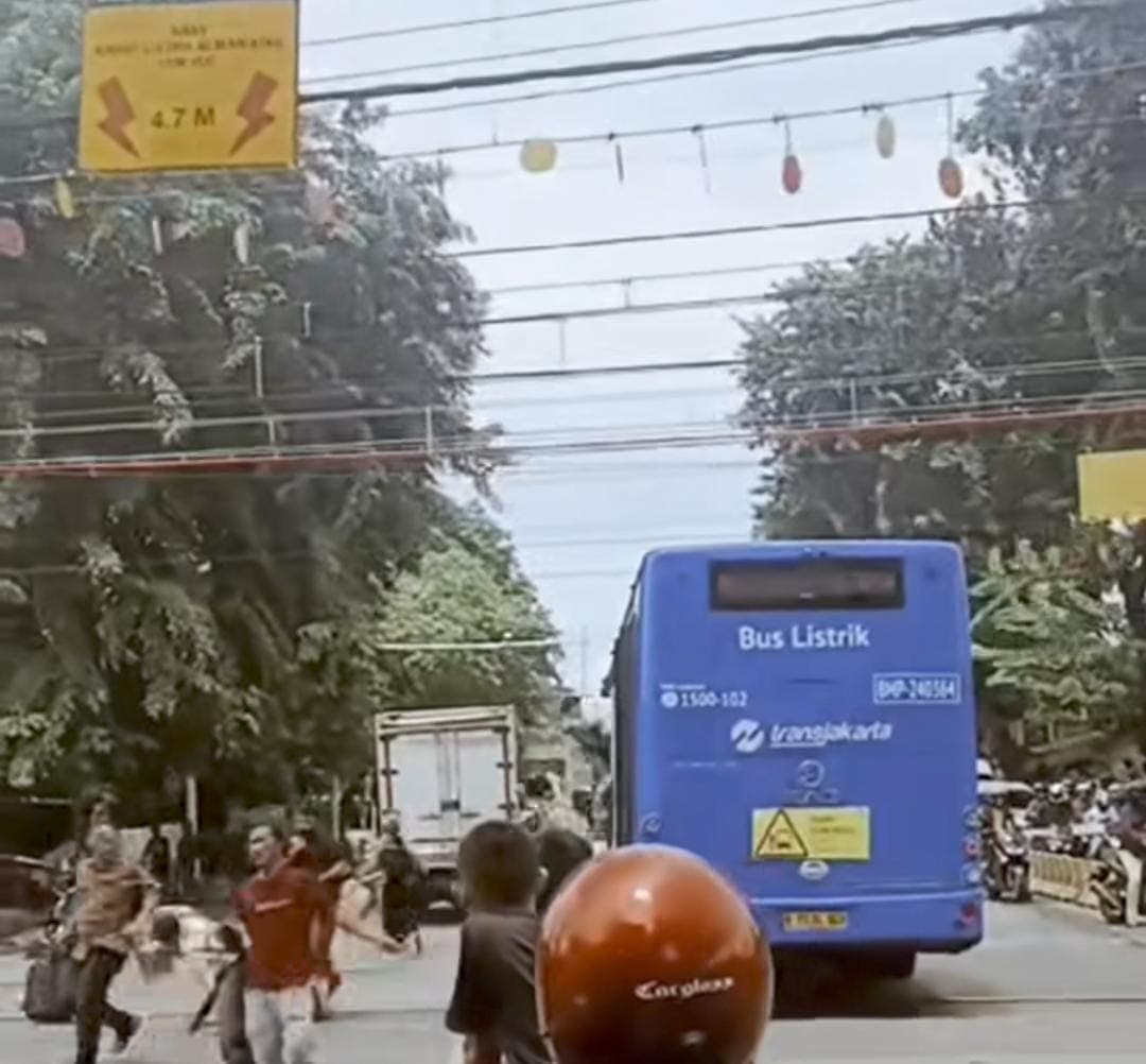 Viral! Bus Transjakarta Mogok di Perlintasan Rel Kereta Green Garden, Penumpang Panik dan Berhamburan, Begini Kronologinya