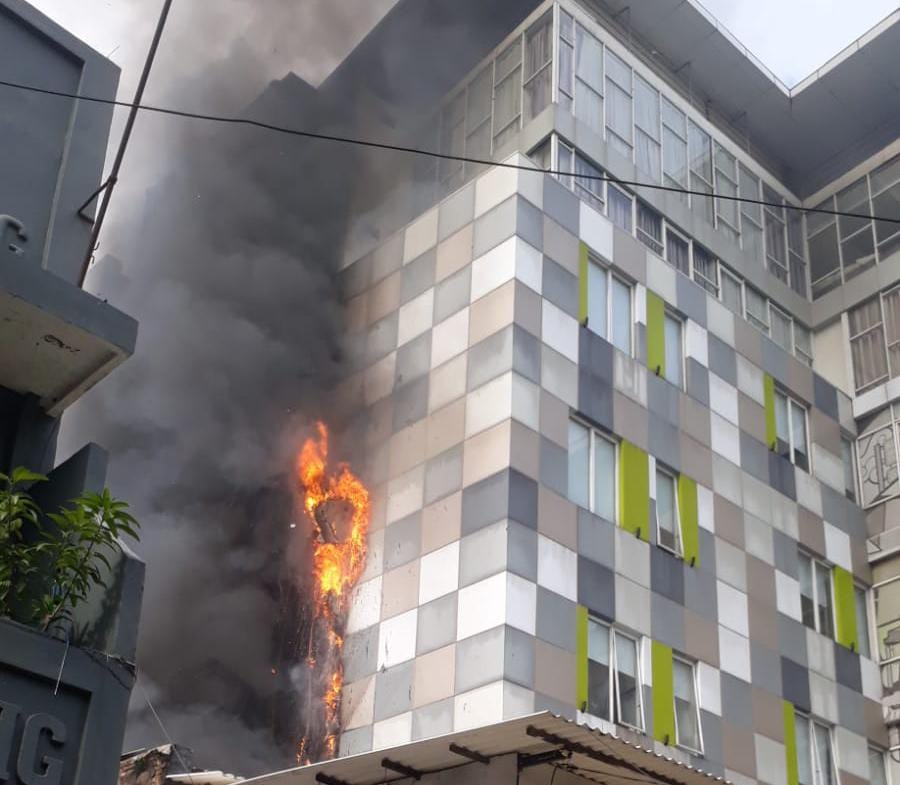 Glodok Kebakaran Lagi, Hotel 101 Urban Glodok Terbakar Pagi Ini, Damkar Kerahkan 20 Unit Damkar dan 100 Personel