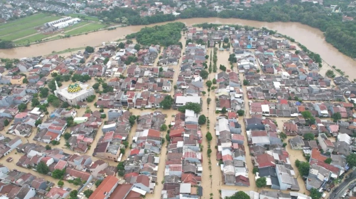 Dikepung Banjir Bandang, Sejumlah Titik di Bekasi Lumpuh