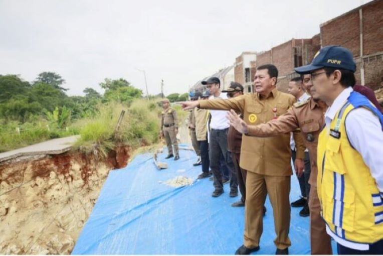 Tinjau Langsung Jalan Penghubung Pagedangan-Parung Panjang yang Putus Akibat Longsor, Bupati Tangerang Maesyal Gercep untuk Segera Perbaiki