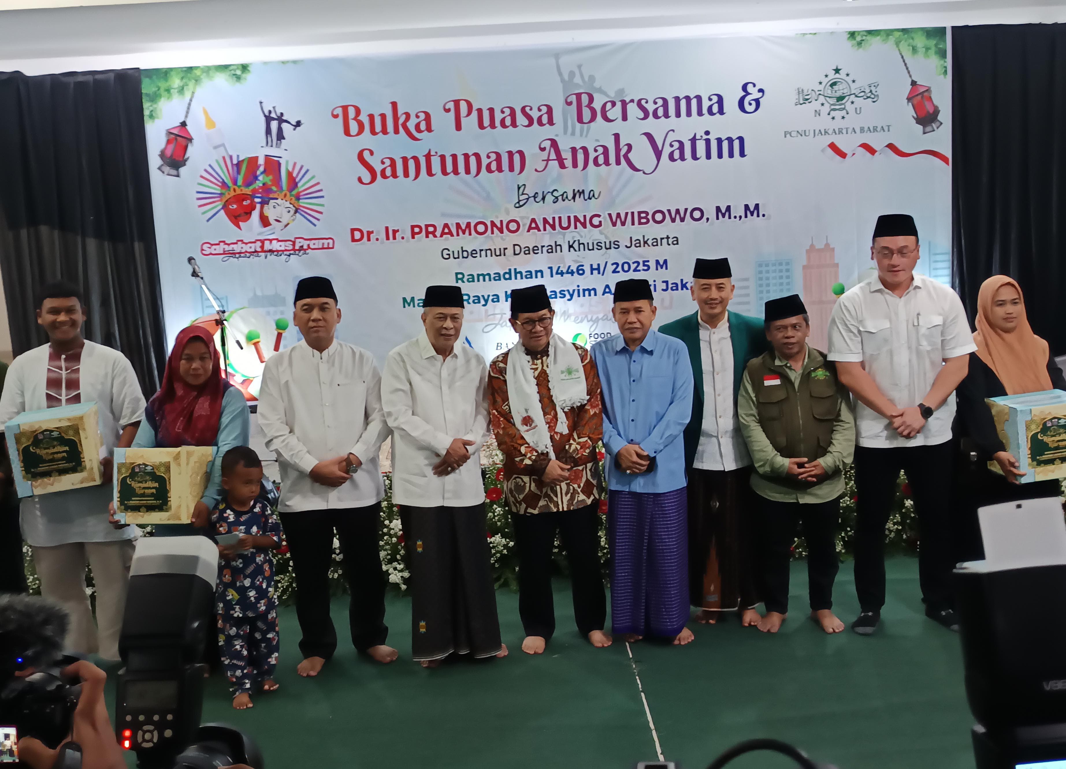 Hadiri Buka Puasa Bersama dan Santunan Anak Yatim di Masjid KH Hasyim Asy'ari, Pramono Bagikan 1.500 Santunan ke Anak Yatim
