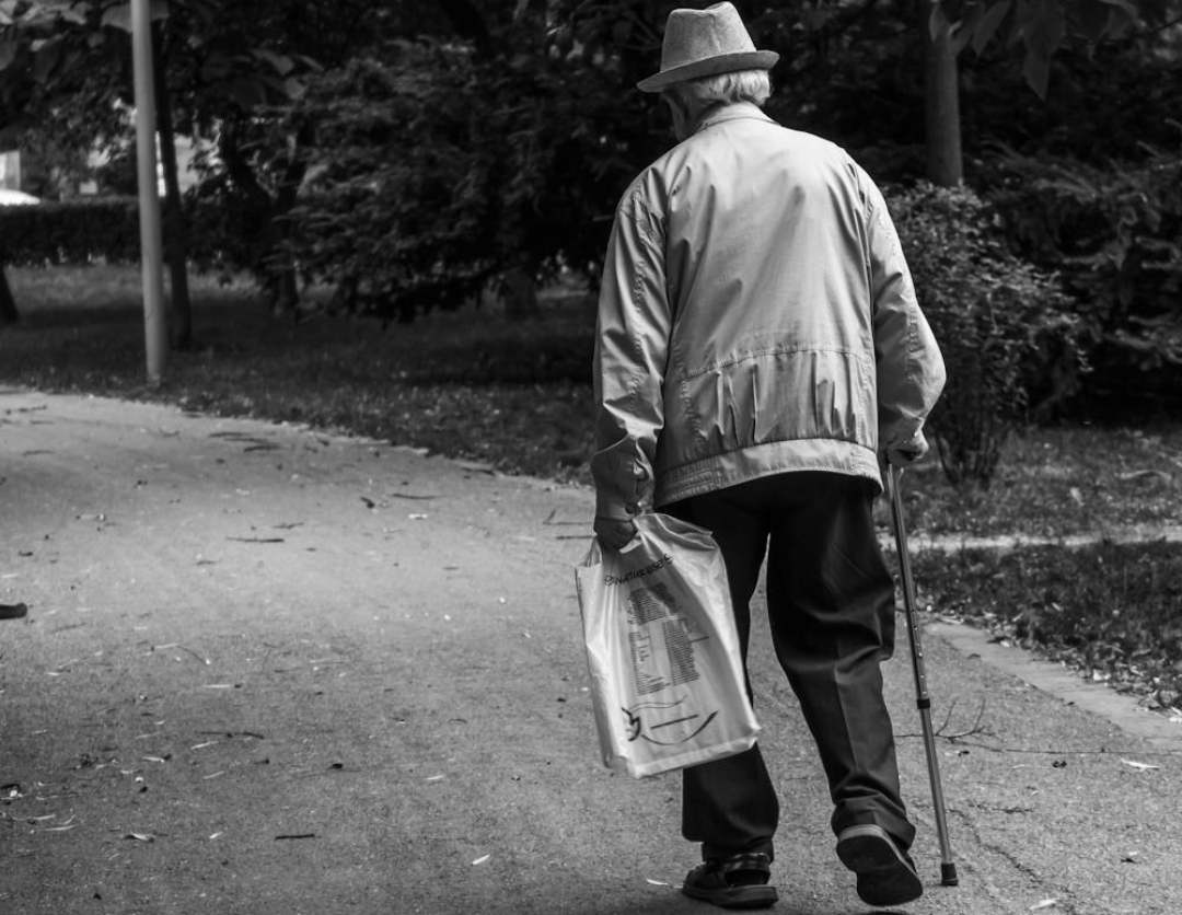 Heboh! Pasangan Remaja 15 Tahun dan 13 Tahun Membunuh Lansia 80 Tahun yang Sedang Berjalan di Taman Tanpa Penyesalan