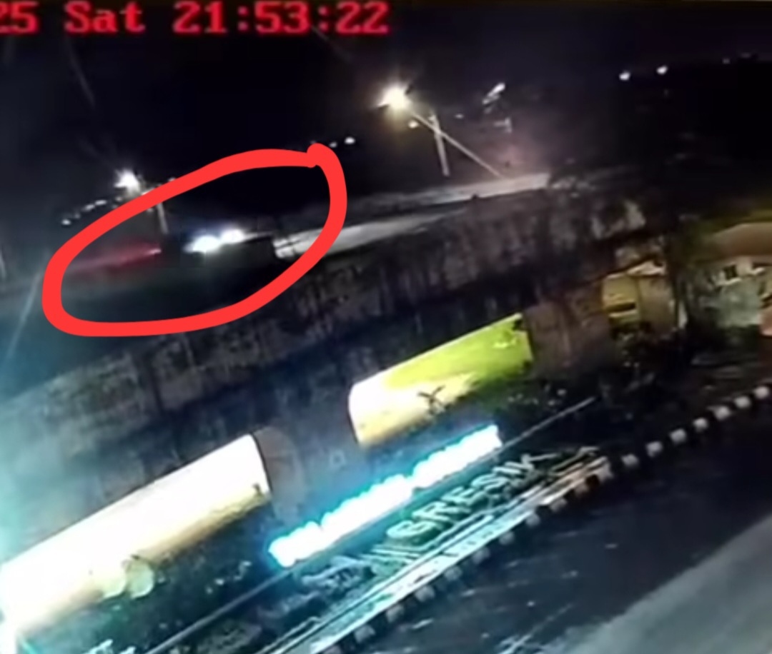 Ngeri, Terlalu Fokus ke Google Maps, Mobil BMW di Gresik Terjun Bebas dari Jalan Tol