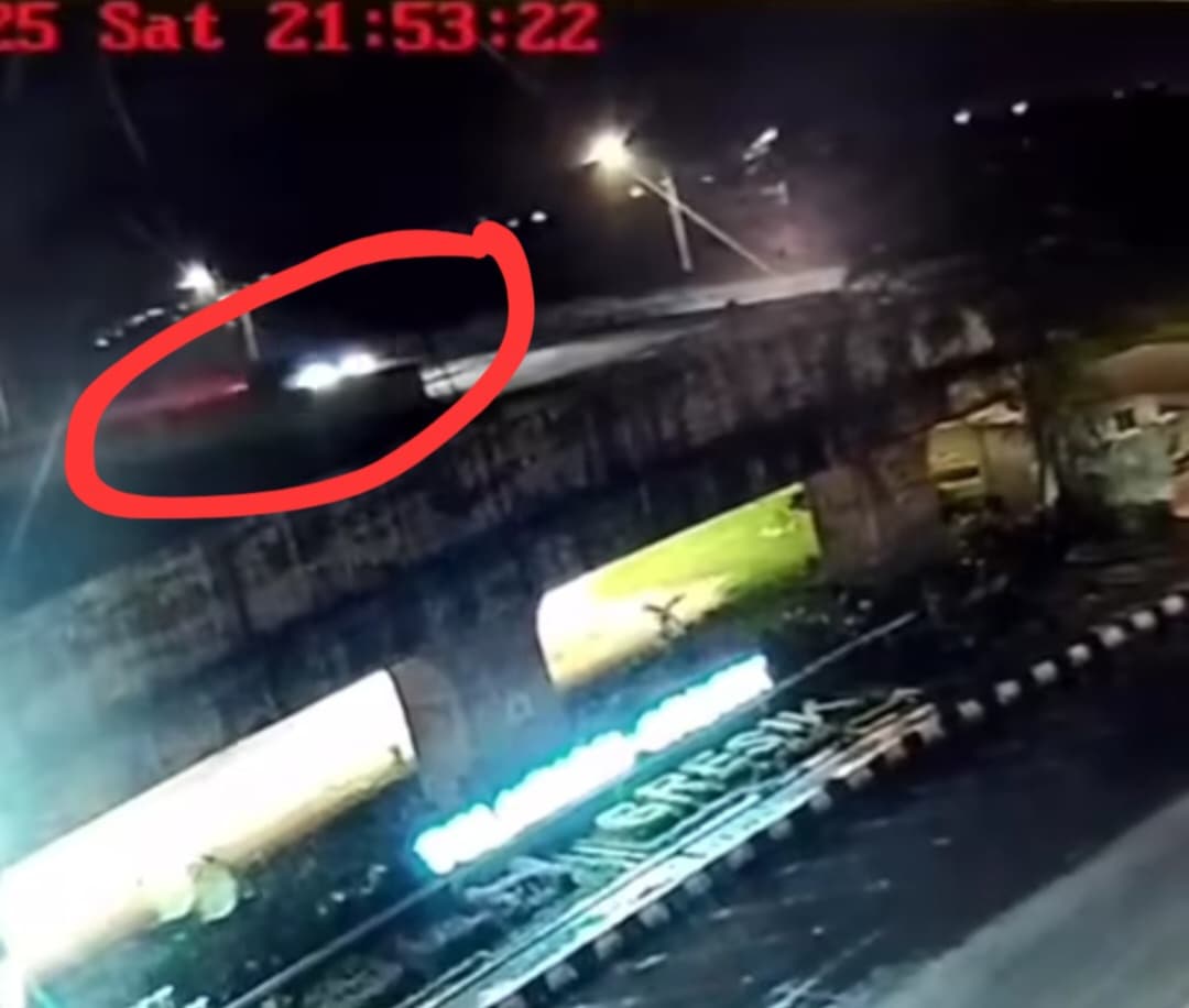 Ngeri, Terlalu Fokus ke Google Maps, Mobil BMW di Gresik Terjun Bebas dari Jalan Tol