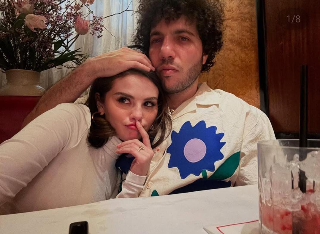 Benny Blanco Dirumorkan Selingkuh dengan Sahabat Selena Gomez, Saling Unfoll dan Lepas Cincin Tunangan?