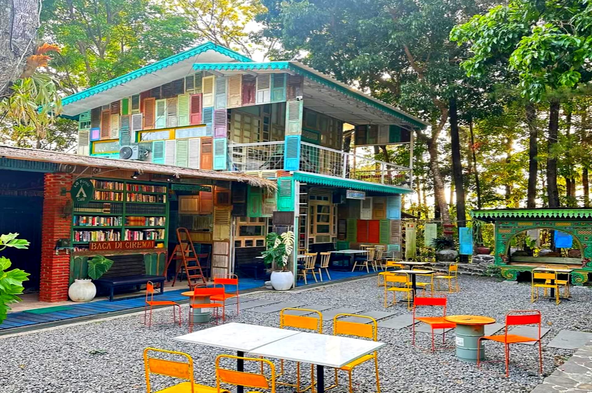 6 Tempat Wisata Paling Keren untuk Pecinta Buku: Dari Pantai hingga Tengah Hutan