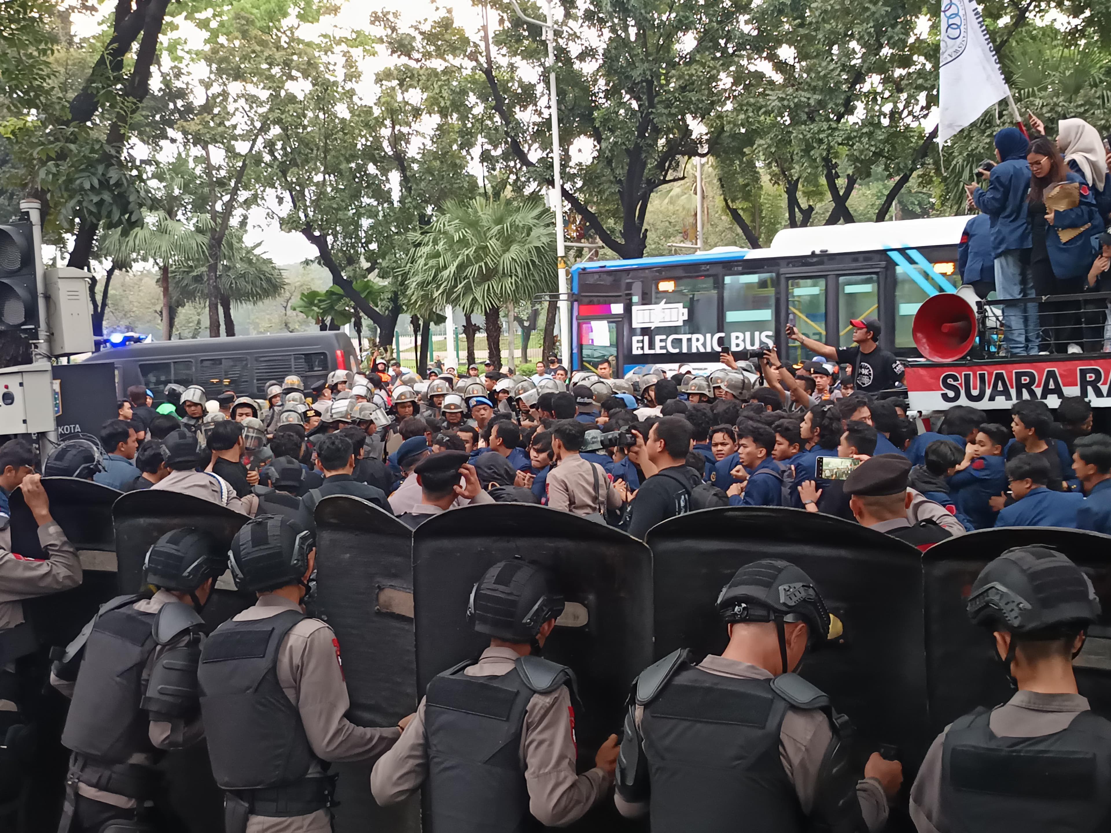 Aksi Demo Sejumlah Mahasiswa di Depan Balai Kota Jakarta Berlangsung Ricuh, 6 Anggota Polisi Terluka dan Puluhan Mahasiswa Dibawa ke Polda