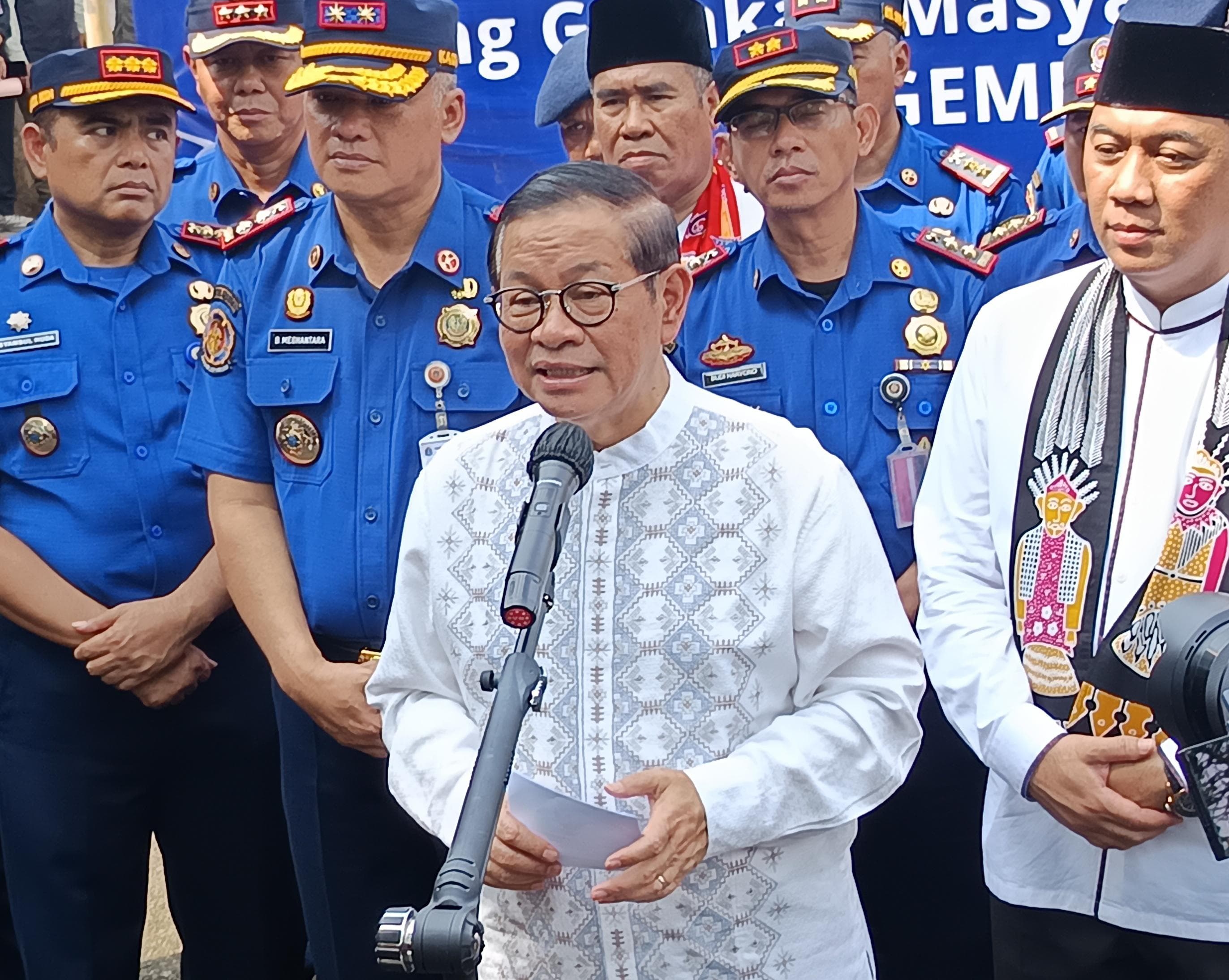 Gubernur Pramono Tandatangani Pergub 1 RT 1 APAR, Target Agustus 2025 Sudah Tersalurkan ke Seluruh RT di Jakarta