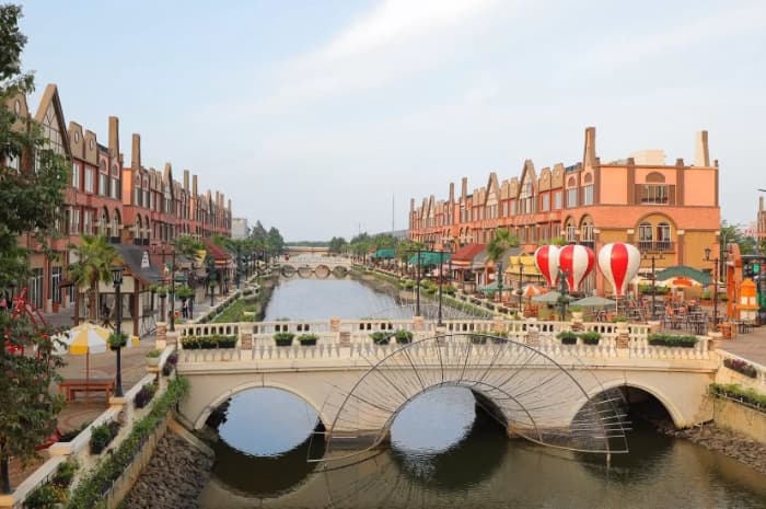 Estetik dan Instagramable, Ini Dia Kota Belanda di PIK2 yang Lagi Naik Daun!