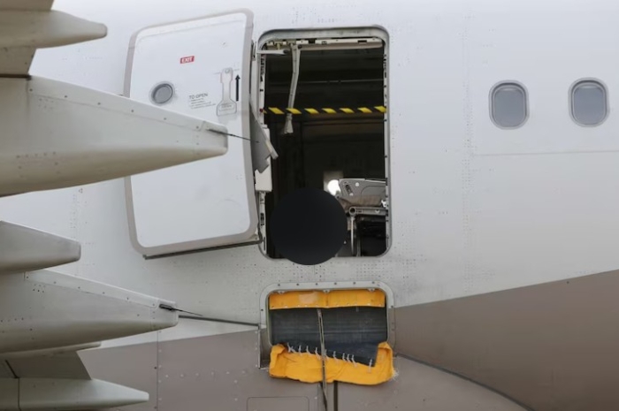 Jangan Coba-Coba! Bahaya dan Hukuman Buka Pintu Pesawat