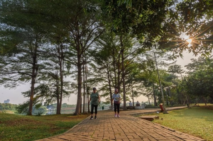 Senja di Taman Waduk Ria Rio, Surga Kecil untuk Libur Akhir Pekan Kamu