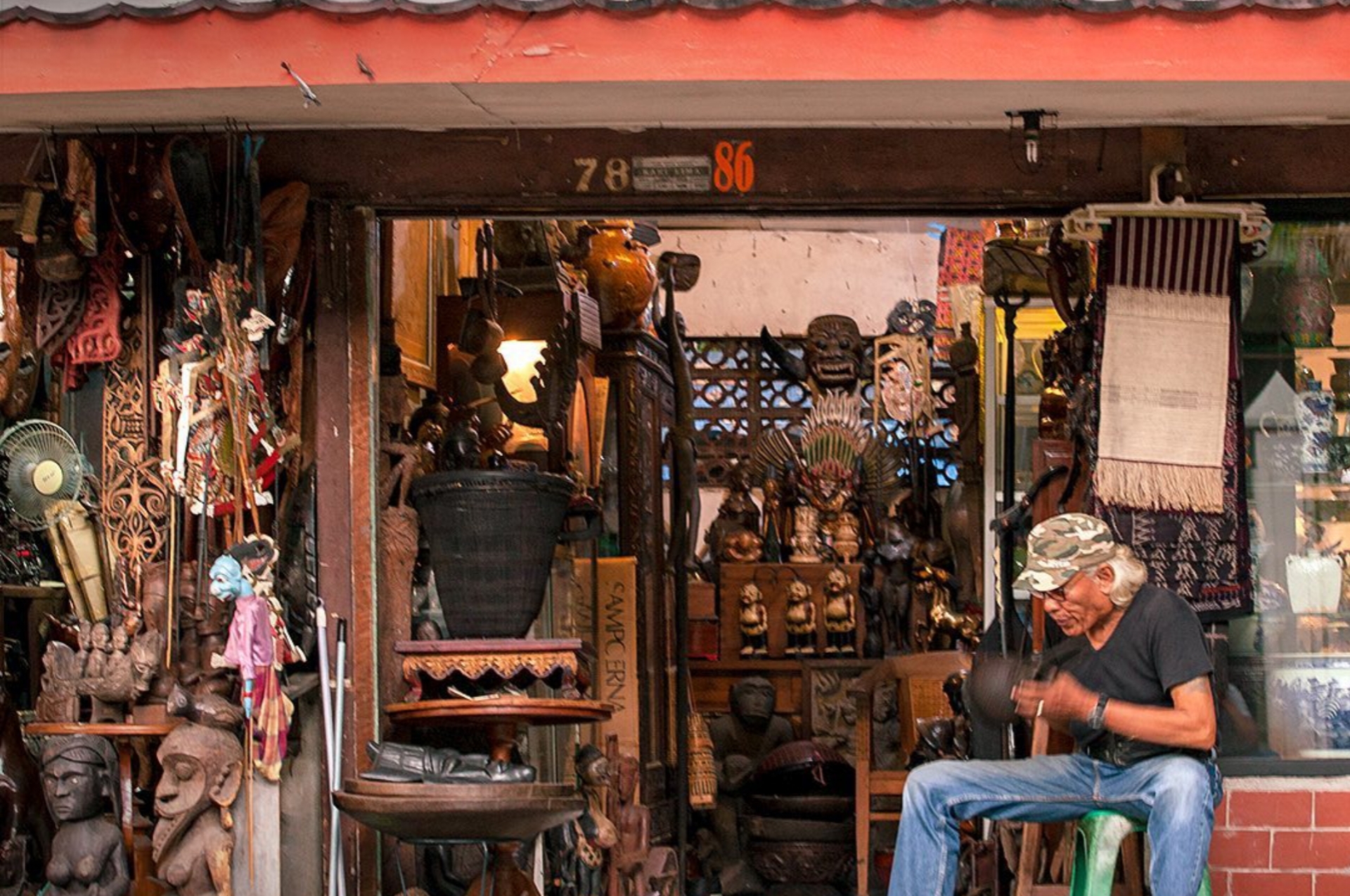 Menyusuri Lorong Waktu di Pasar Barang Antik Jalan Surabaya, Cikini