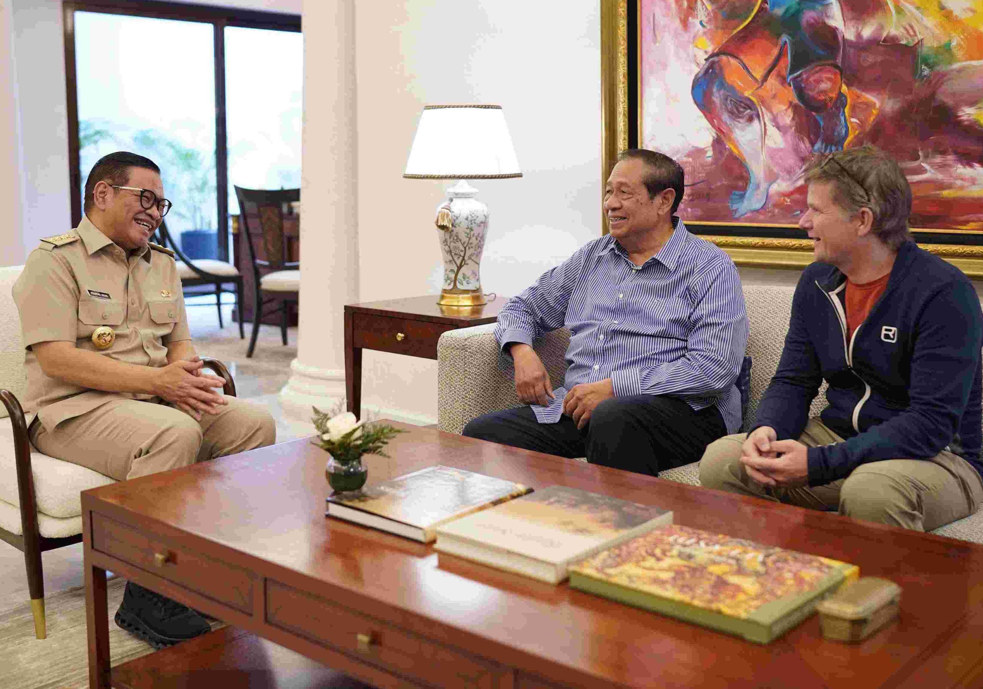 Terima Kunjungan Mantan Presiden SBY dan Pelukis Internasional Christopher Lehmfuhl, Gubernur Pramono Harap Dua Ikon Jakarta Ini Bisa Mendunia