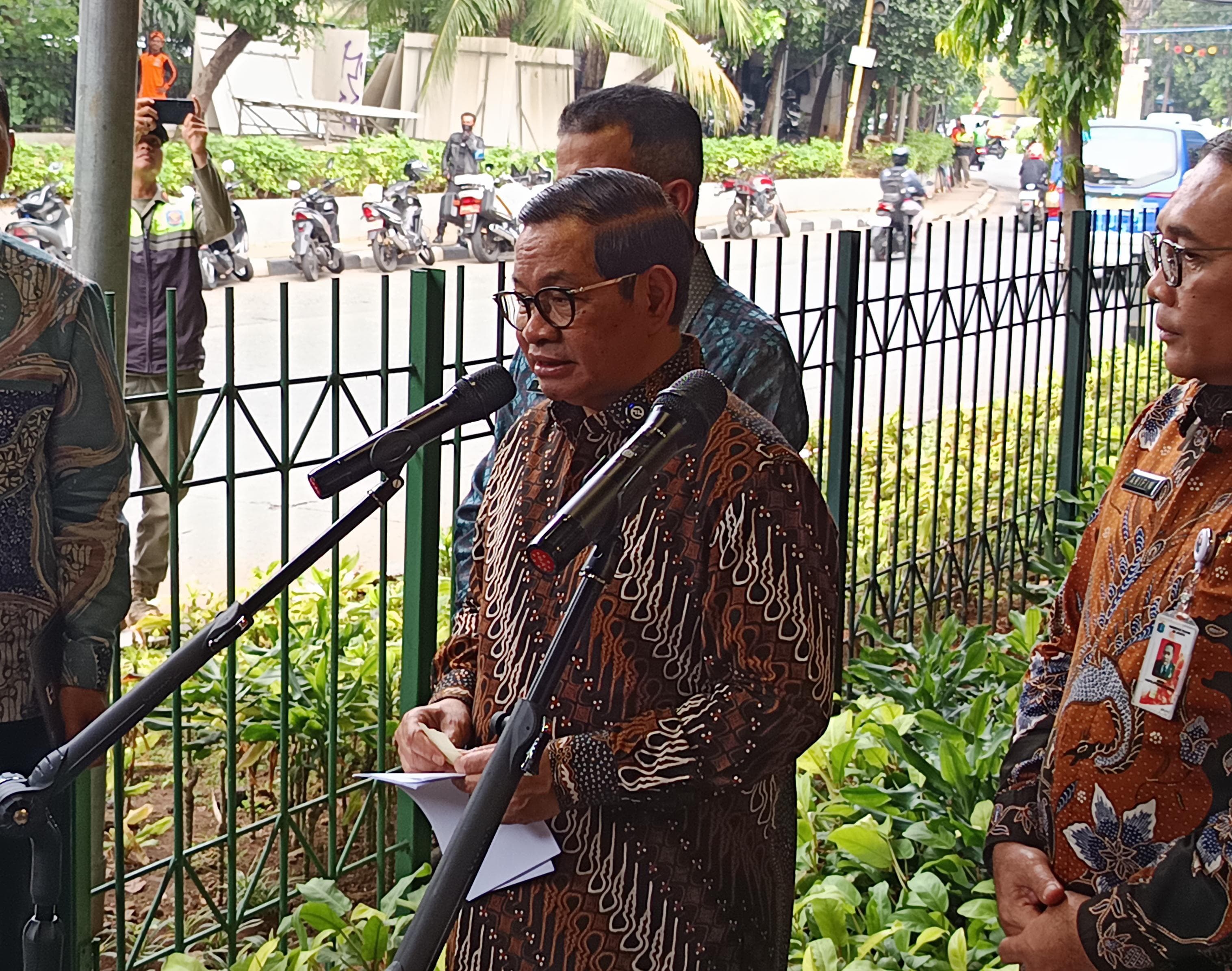 KAI Tinggikan Pagar Pembatas Stasiun Cikini, Gubernur Pramono Pertimbangkan Bangun JPO dan Perbanyak Pintu Masuk