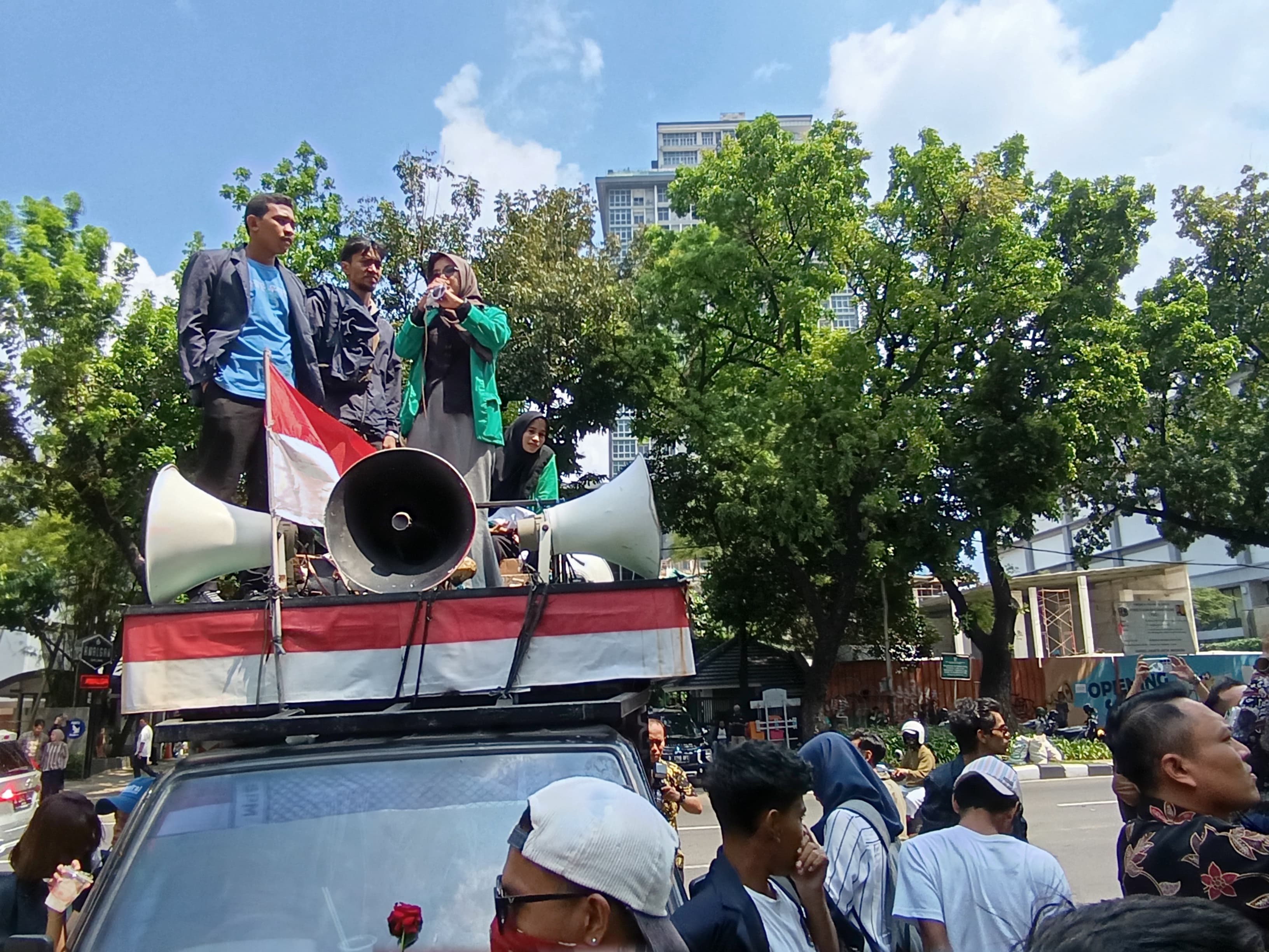 Massa AMPSI Demo Depan DPRD DKI, Sampaikan 3 Tuntutan, Satunya Evaluasi Tunjangan Perumahan Dewan