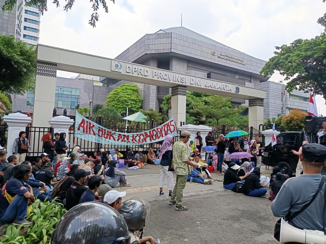 Massa JRMK Demo Depan Gedung DPRD DKI Jakarta, Tuntut Pembatalan Rencana Perubahan Status PAM Jaya Jadi Perseroda