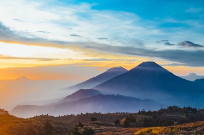 Pilihan Gunung untuk Pendaki Pemula dengan Jalur Ringan dan Pemandangan Spektakuler