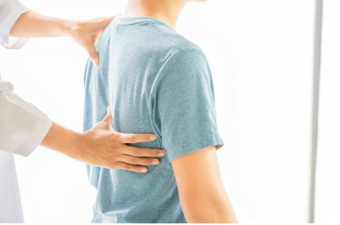 Gadget dan Kursi Nyaman, Kombinasi Klop yang Bisa Bikin Tulang Gen Z Terancam Skoliosis