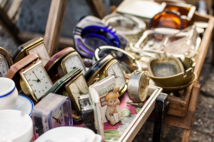 Nostalgia Masa Lalu Lewat Barang Antik di Pasar Loak Jatinegara