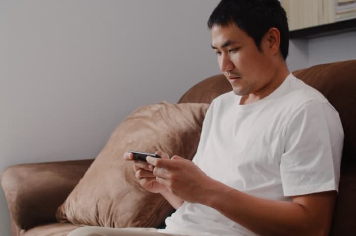 Kenali Doomscrolling, Sebuah Kebiasaan Scrolling Tanpa Henti yang Mulai Merusak Otakmu