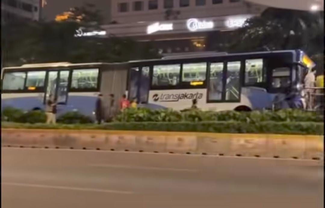 Bus Transjakarta Koridor 1 Alami Kecelakaan Tunggal di Halte Dukuh Atas, Diduga Akibat Sopir Mengantuk