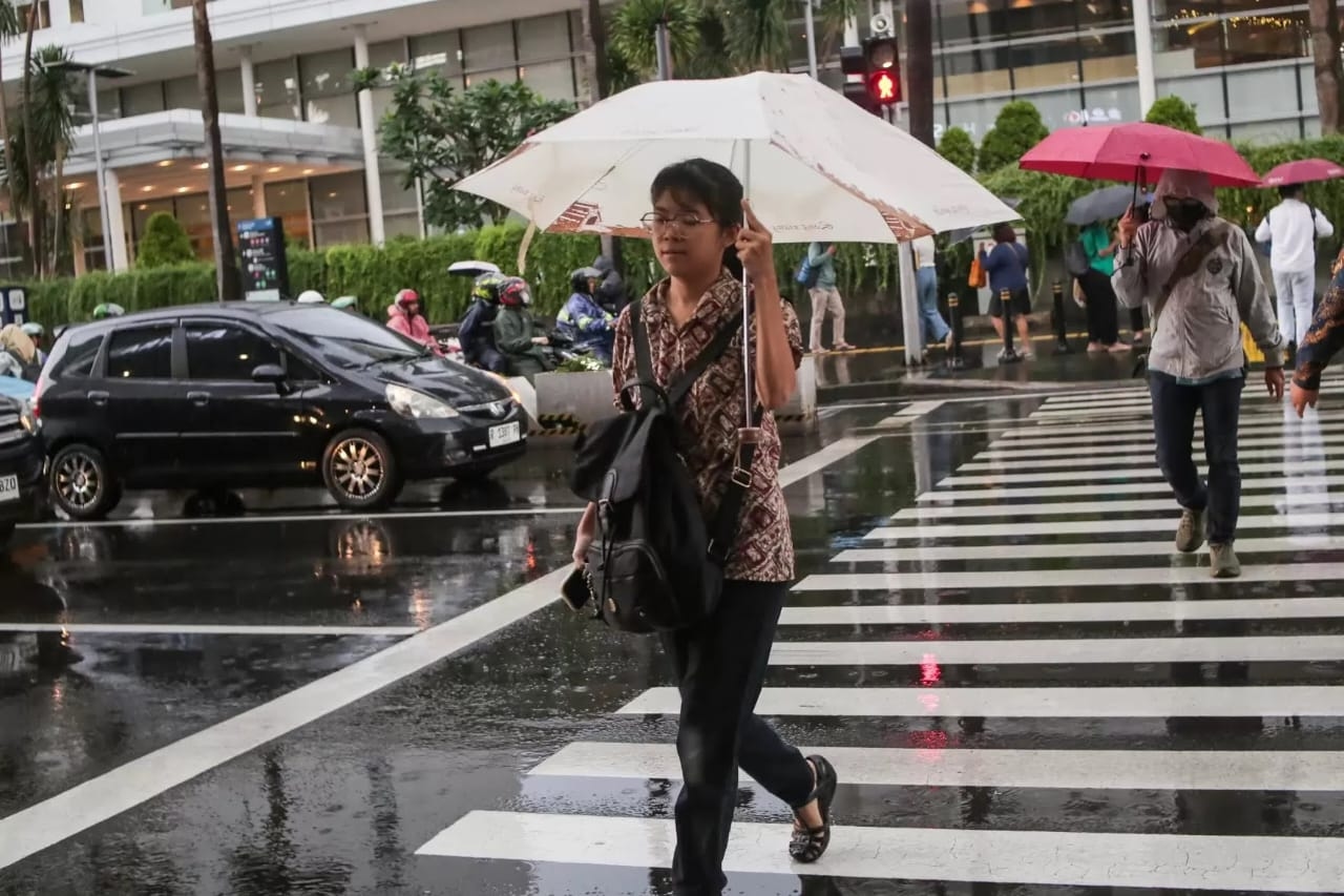 Waspada Bahaya Mikroplastik dalam Air Hujan Jakarta, Menkes Budi Imbau Warga Gunakan Masker Saat di Luar Ruangan