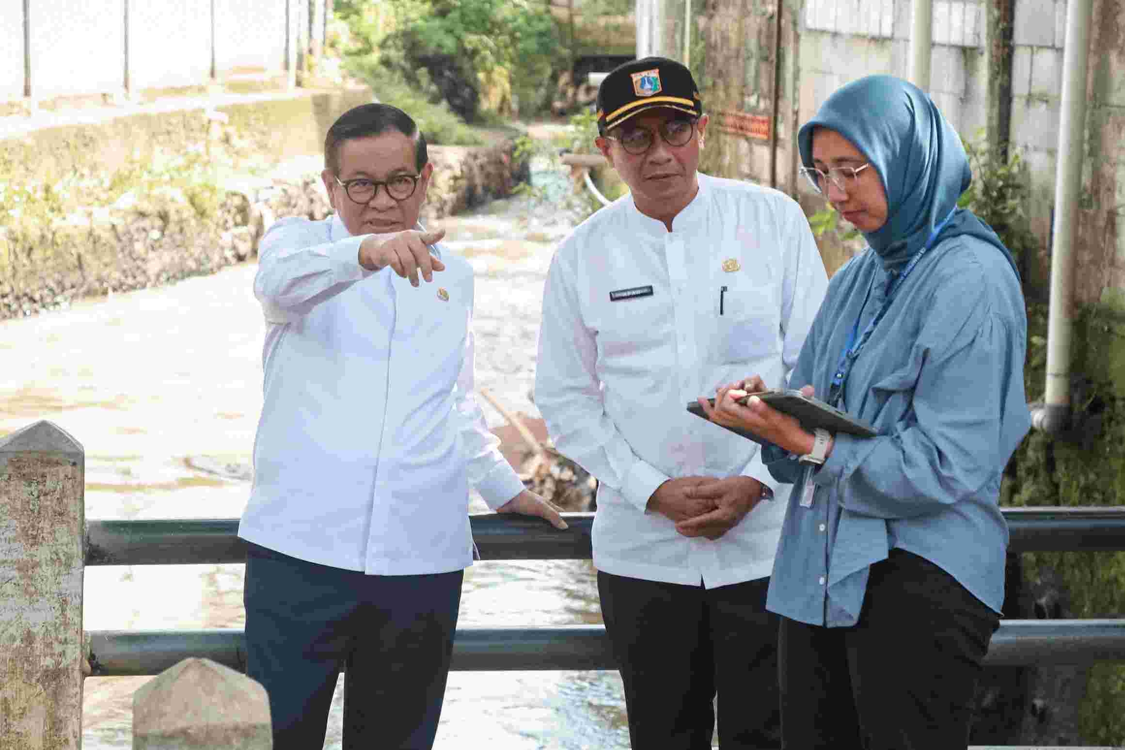 Usai Tinjau Langsung ke Lokasi, Gubernur Pramono Sebut Banjir di Kemang Disebabkan Adanya Penyempitan Aliran Kali Krukut di Wilayah Petogogan