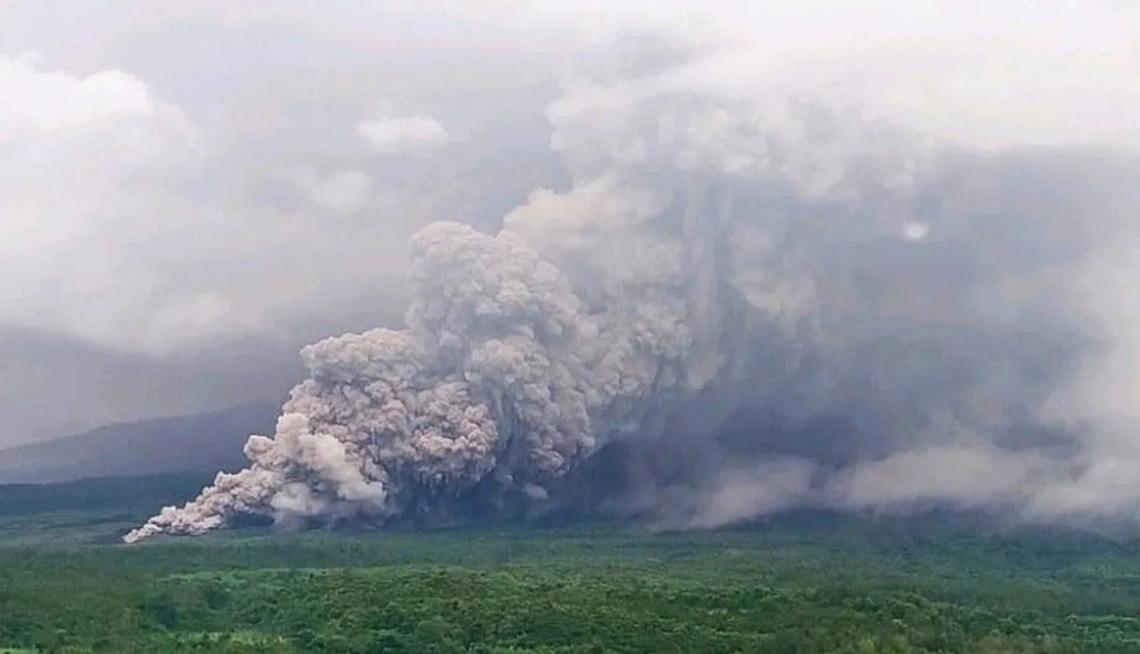 Gunung Semeru Erupsi, Warga Diimbau untuk Waspada