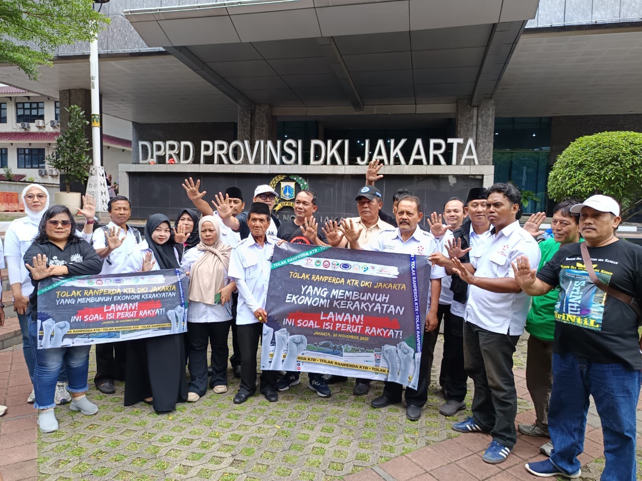 Ratusan Pedagang Pasar hingga Warteg Geruduk Gedung DPRD DKI, Tolak Pasal Penjualan Rokok dalam Raperda KTR