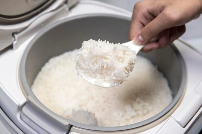 Bahaya Tersembunyi di Balik Kebiasaan Mencuci Beras di Panci Rice Cooker, Kamu Wajib Tahu