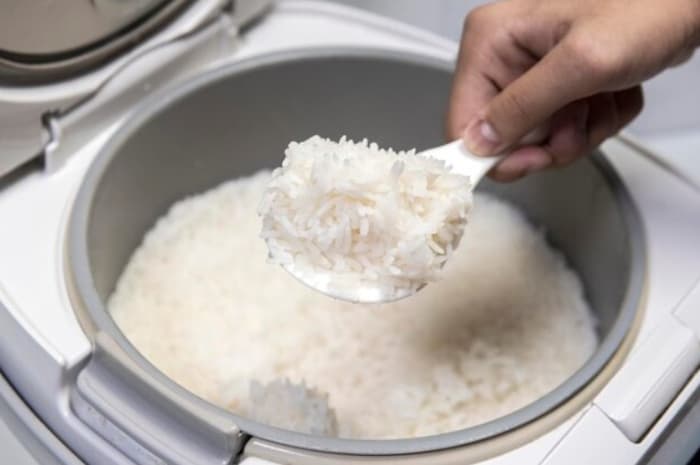Bahaya Tersembunyi di Balik Kebiasaan Mencuci Beras di Panci Rice Cooker, Kamu Wajib Tahu