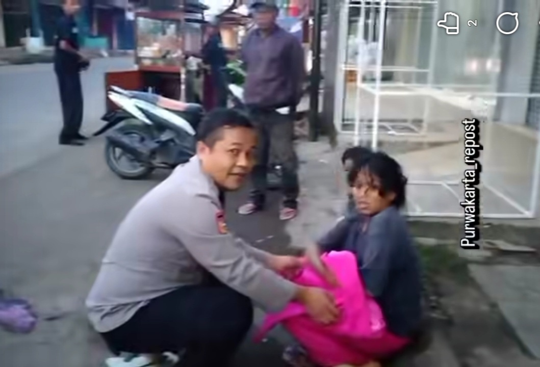 Aksi Heroik Aiptu Sarim Viral, Polisi Purwakarta Sigap Bantu Ibu Melahirkan di Pinggir Jalan