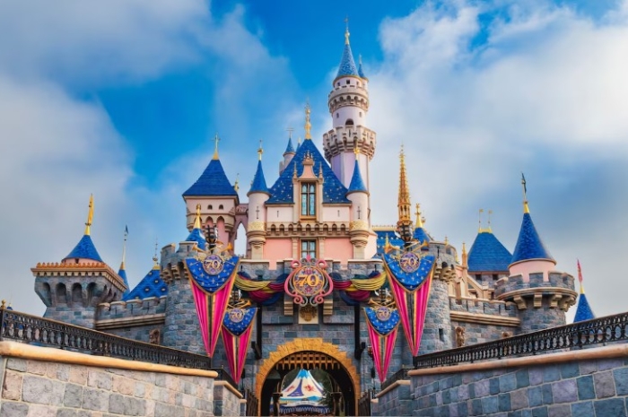 Dari Kostum hingga Tato, Ini Aturan Ketat tentang Pakaian Pengunjung yang Wajib Kamu jika Ingin Liburan ke Disneyland