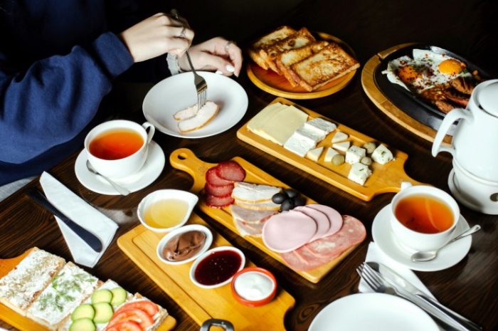 Jangan Asal Bungkus! Ini Aturan Penting Sarapan Hotel yang Wajib Kamu Tahu