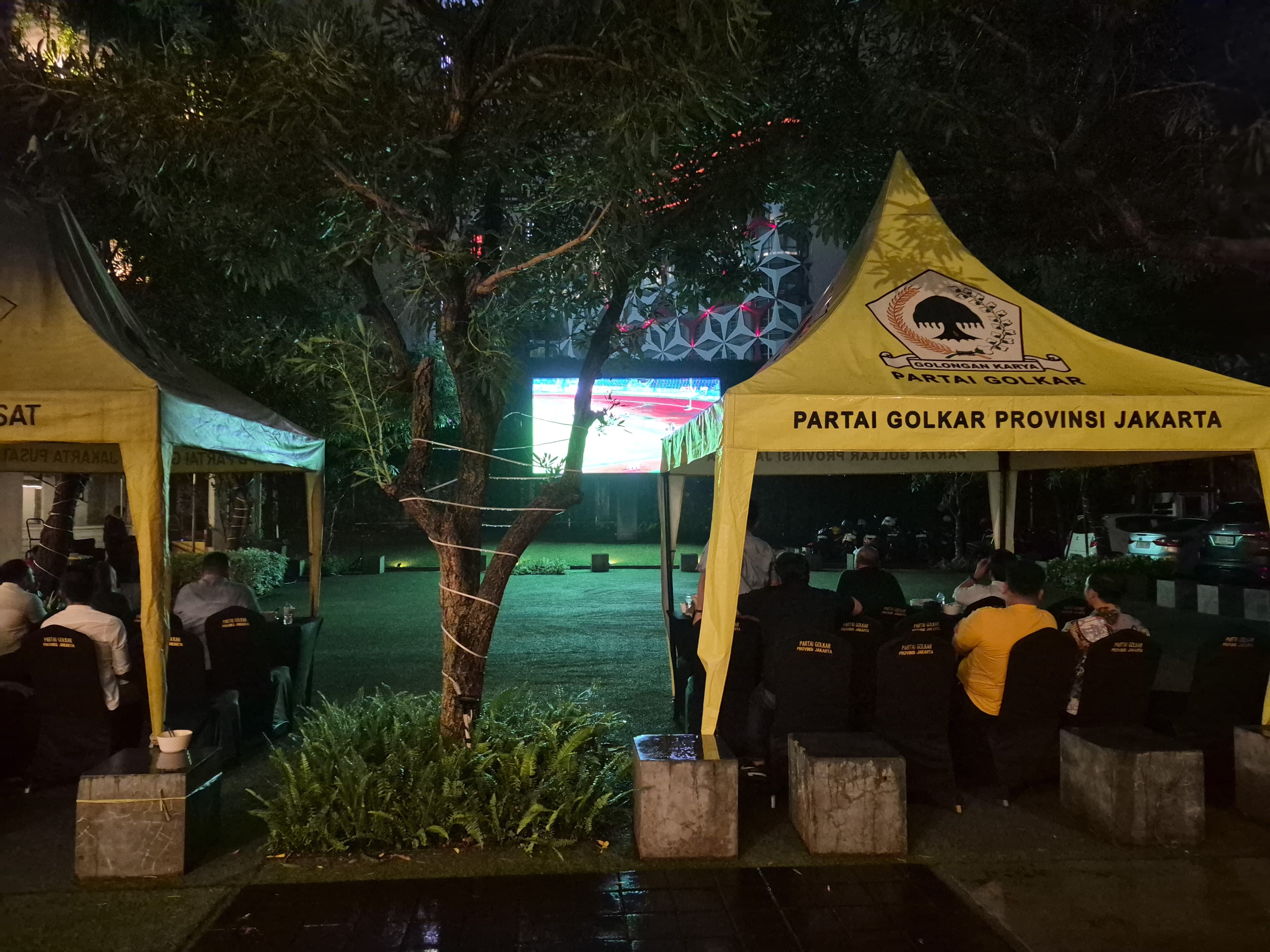 Meski Diguyur Hujan, Puluhan Warga Antusias Hadiri Nobar Timnas Indonesia Vs Myanmar di Kantor DPD Golkar DKI
