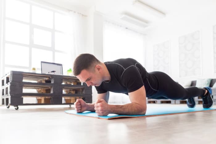 Jangan Asal Tahan, Ini Cara Plank yang Benar untuk Pemula